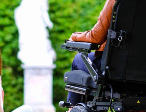 Daño cerebral eligiendo la silla de ruedas motorizada adecuada