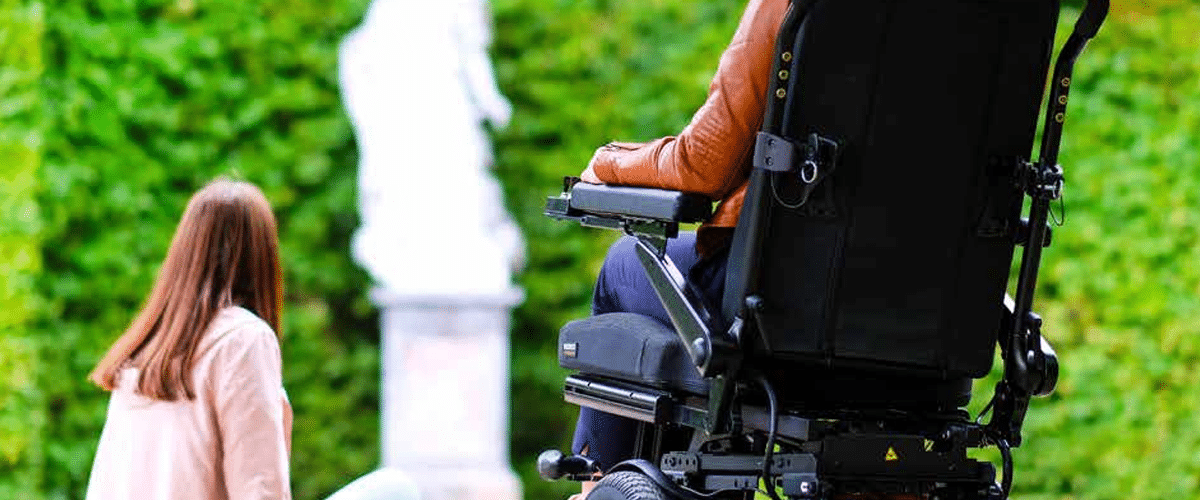 Daño cerebral eligiendo la silla de ruedas motorizada adecuada